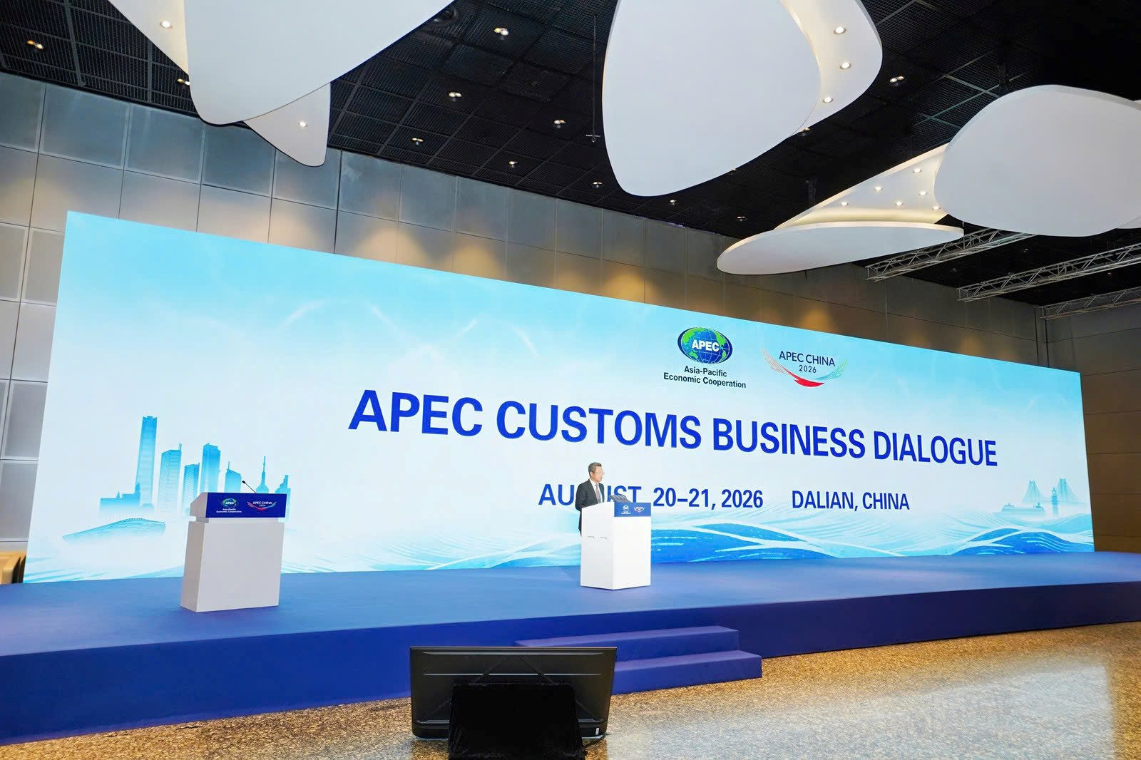 9.cuc-pho-cuc-hai-quan-au-anh-tuan-phat-bieu-tai-hoi-nghi-doi-thoai-hai-quan-doanh-nghiep-apec-2026-tai-dai-lien-trung-quoc..jpg