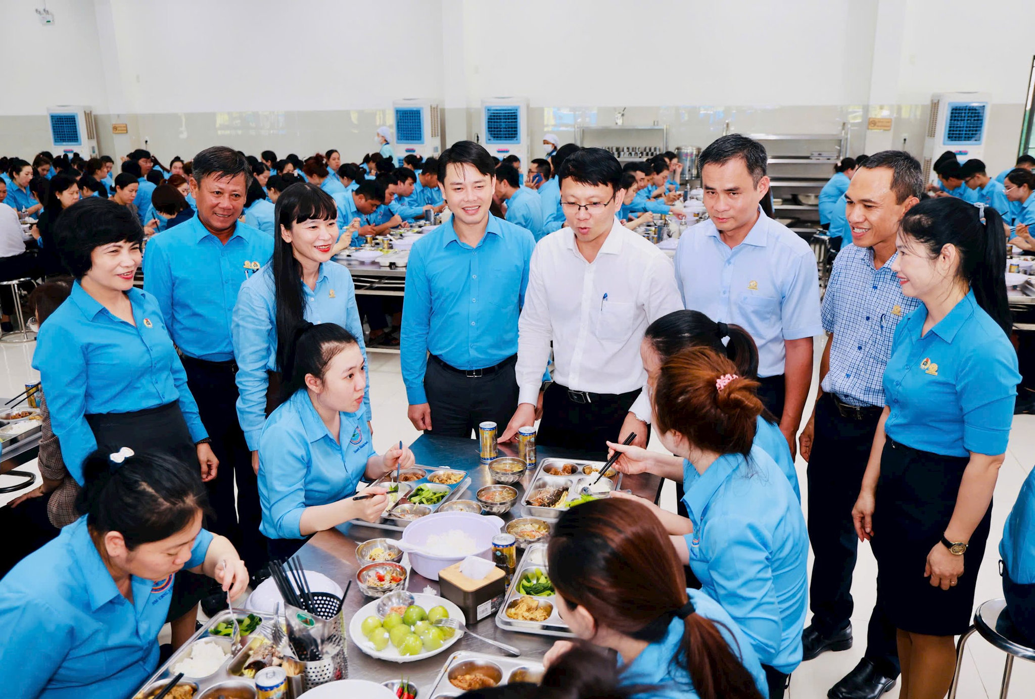 bua-com-cong-doan.jpg