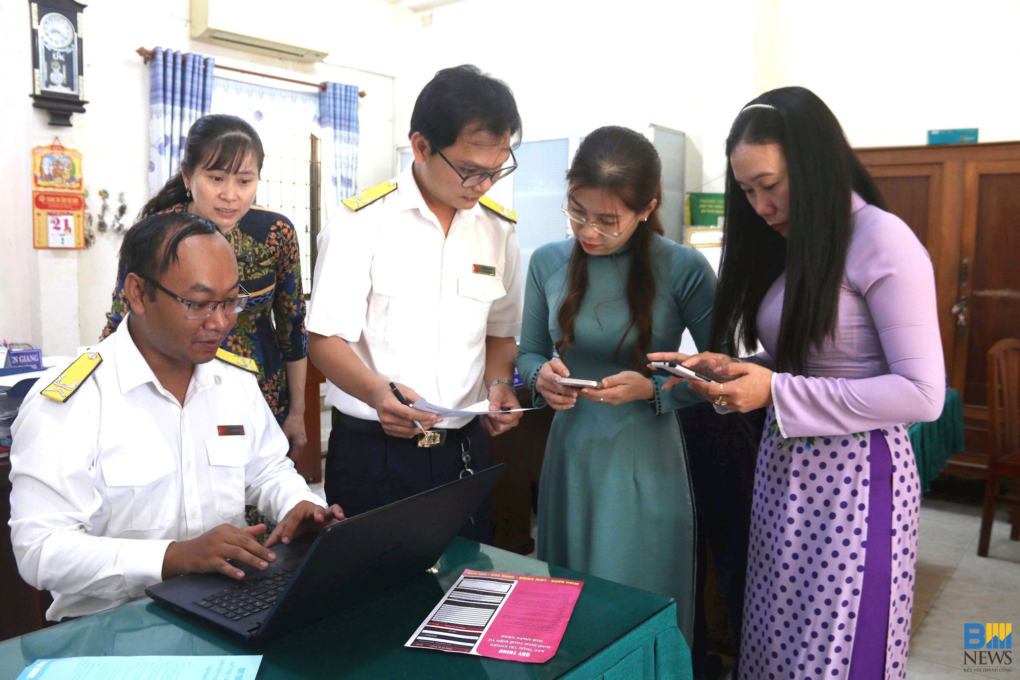 vna_potal_nganh_thue_tra_vinh_trien_khai_ung_dung_thue_dien_tu_tren_dien_thoai_thong_minh_6606331-1-.jpg