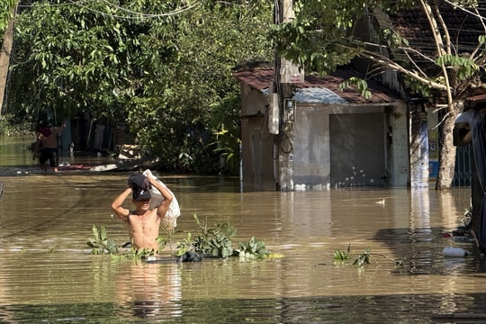 Trong tâm cơn “đại hồng thủy”